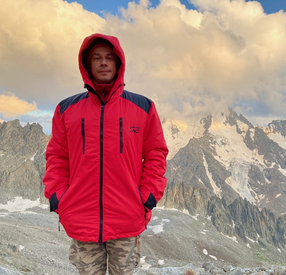 Куртка для высотного альпинизма со встроенными греющими элементами
